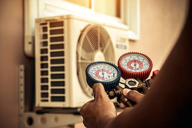 Professional Hvac technician working in Highland, AR